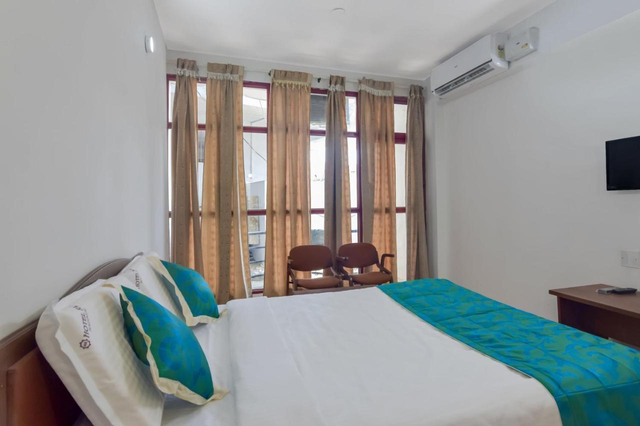 Oyo 13581 Hotel Raj Madikeri Exterior photo